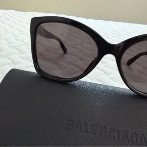 Balenciaga Black Cat-Eye Sunglasses with Leather Case Balenciaga | Accessories | Balenciaga Black Cateye  main image 3